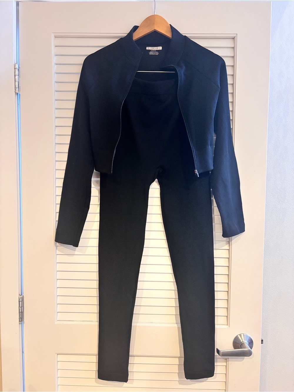 Black Women's Stretch leggings with Cropped Zip Jacket